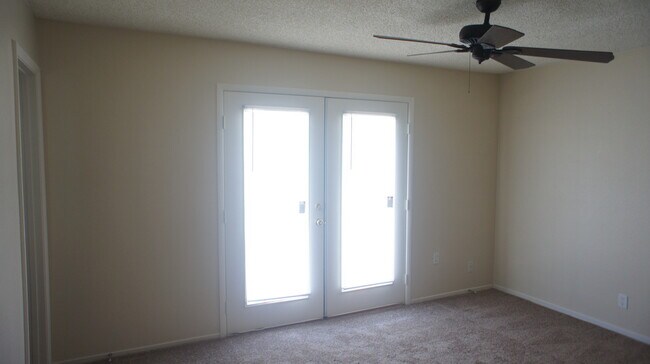 Building Photo - Charming 3Bed/2Bath/2Car residence with gated pool located in E. Las Vegas