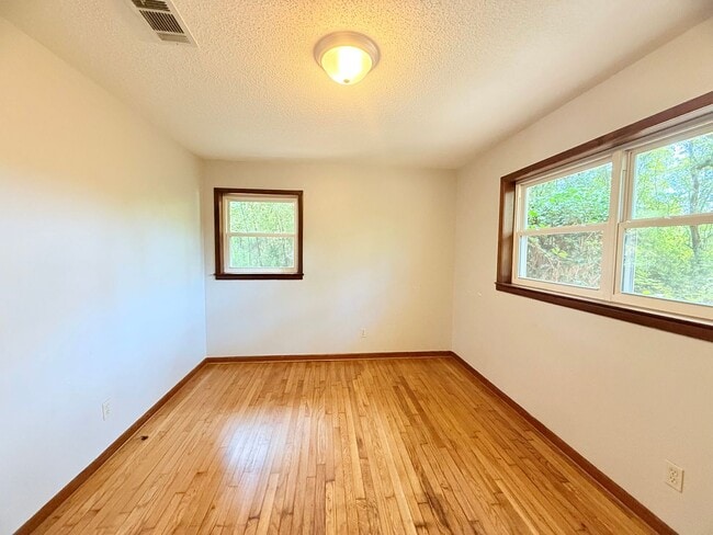 Building Photo - 3 Bed/1.5 Bath Home - Backyard Pond