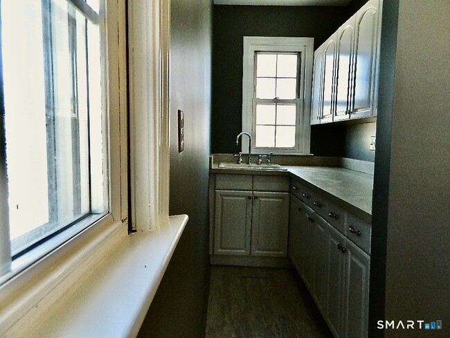 Building Photo - 37 Elm St