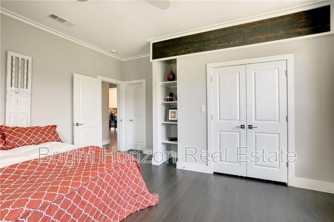 Building Photo - 1821 W 10th St