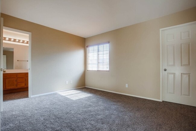 Building Photo - Available Now!! Spacious 4 Bedroom Plus a ...