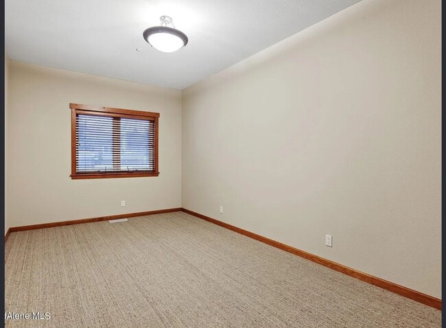 Building Photo - Executive Townhome - Walking distance to C...