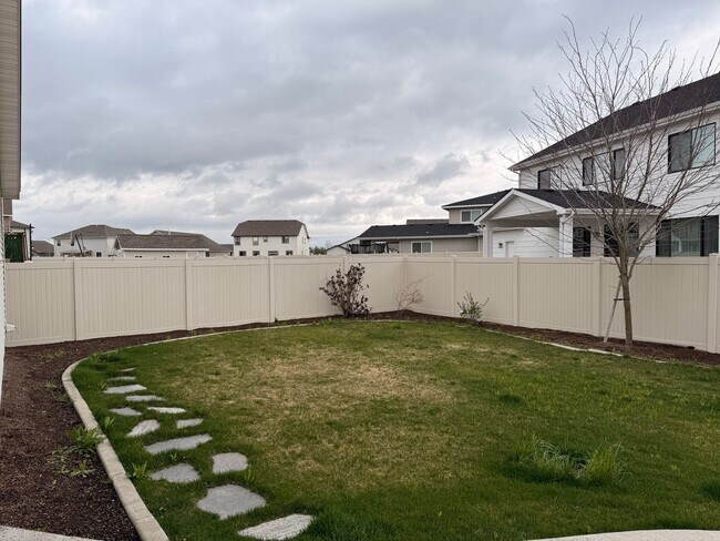 Building Photo - Beautiful Home in Montrose Community!