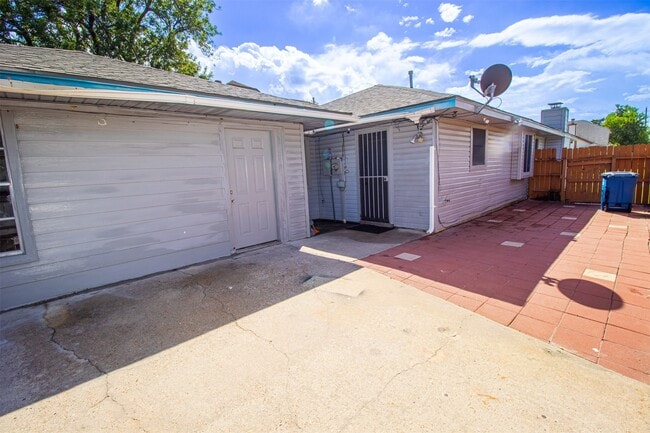 Building Photo - 918 Littleport Ln