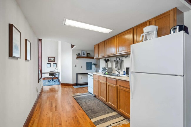 Building Photo - 402 W Dayton St