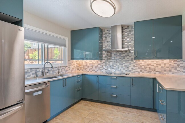 Building Photo - 3661 Slopeview Dr