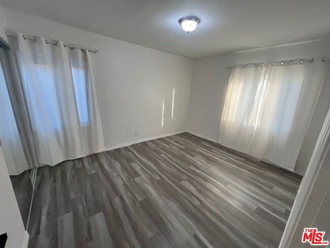 Building Photo - 10745 Saticoy St