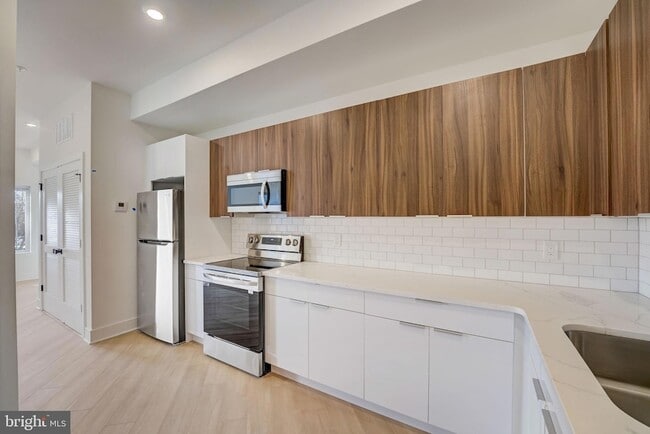 Building Photo - 4200 Lancaster Ave