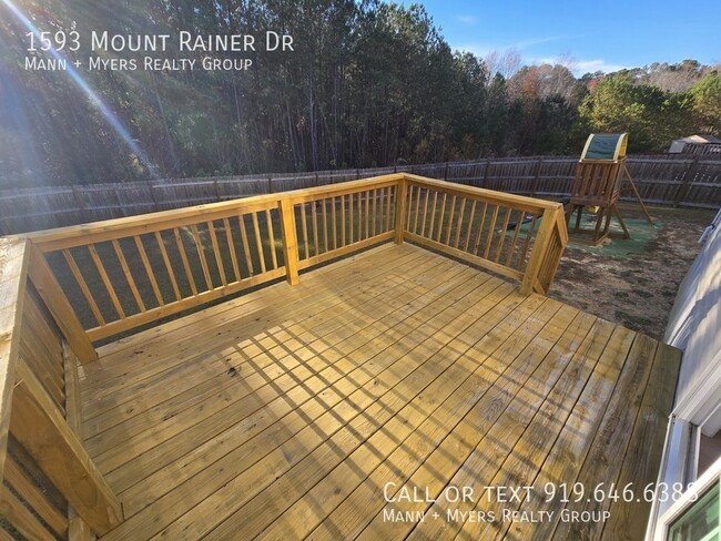 Building Photo - 1593 Mount Rainer Dr