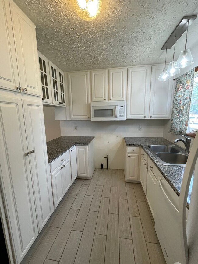 Building Photo - SINGLE FAMILY HOME - Fenced yard
