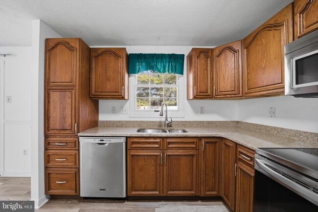 Building Photo - 26 Dover Ln