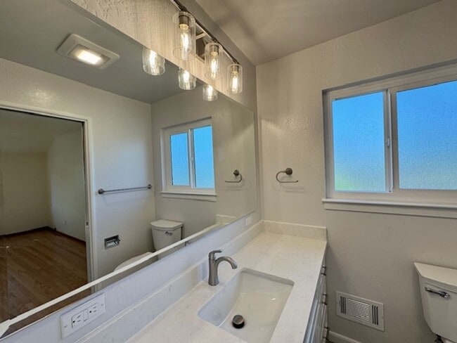 Building Photo - Wonderful single level home in Orinda-available for move-in now!