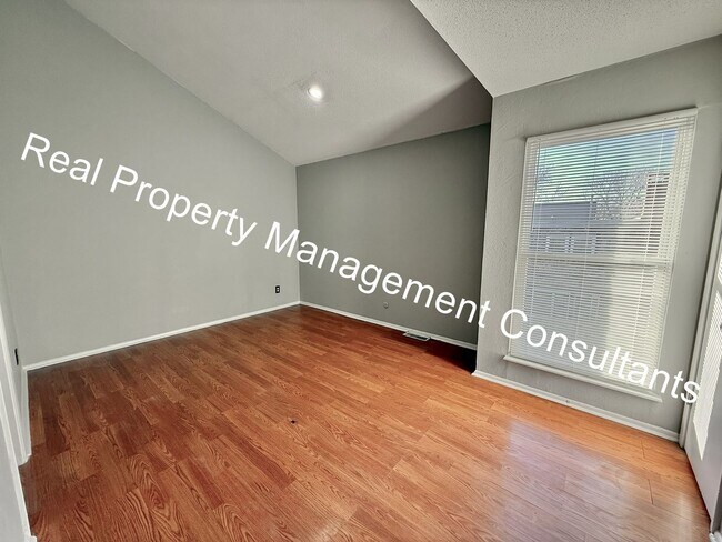 Building Photo - Updated 3-Bedroom Townhome Live Deposit Free with Obligo