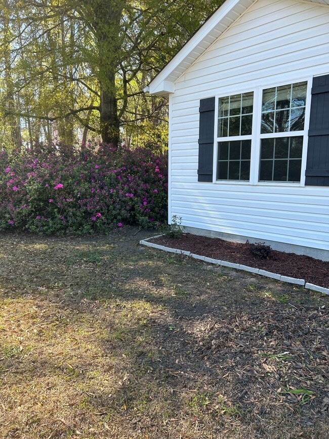 Building Photo - 2099 Oak St