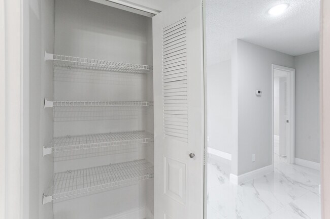 Building Photo - 6349 Oak Meadow Bend