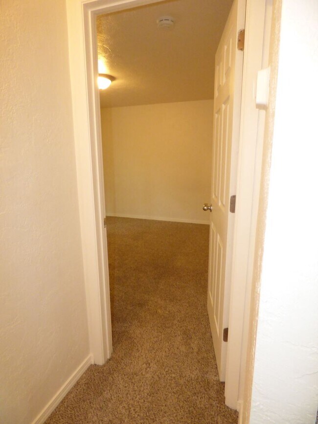 Building Photo - Rent Special: 1/2 Off July's Rent!! Ground Level 1 Bedroom 1 Bath W/ AC