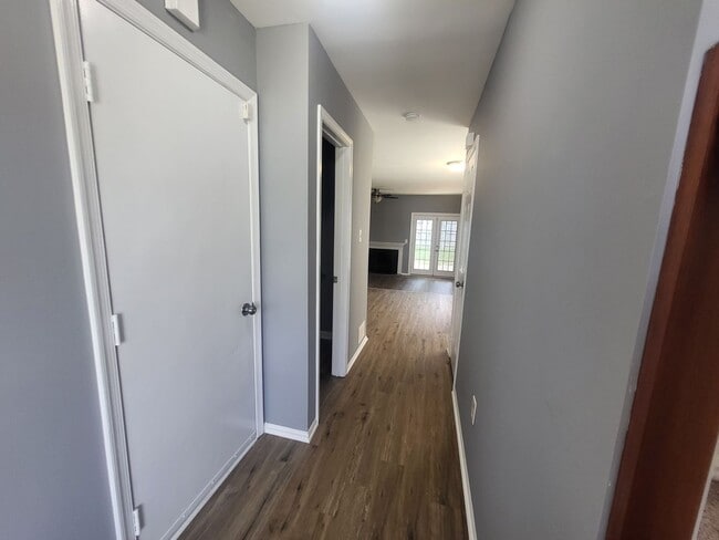 Building Photo - Wellington Woods II - 3BR/2.5BA End-Unit T...