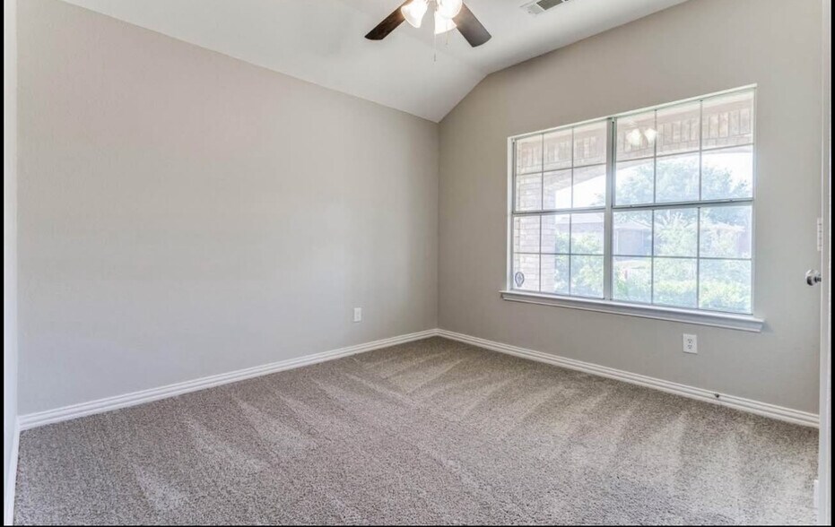 Building Photo - 513 Creekside Dr