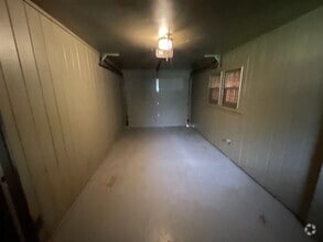 Building Photo - Spacious 3 bedroom, 2 bath