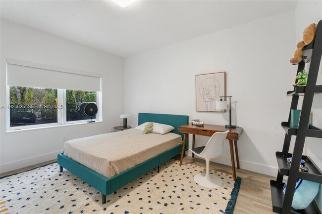 Building Photo - 801 NE 76th St