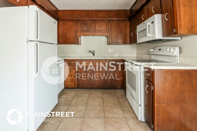 Building Photo - 404 SW Redwood Dr
