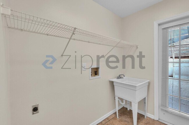 Building Photo - 2012 Dumont Dr