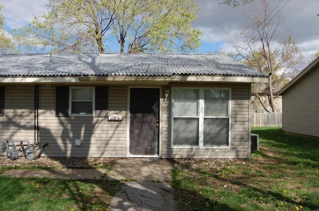 Building Photo - 210 N Oak St