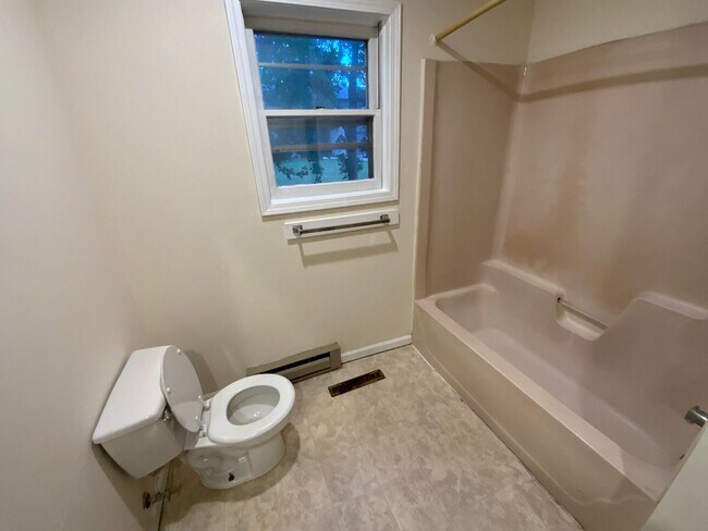 Building Photo - 207-207 Briarcrest Ct
