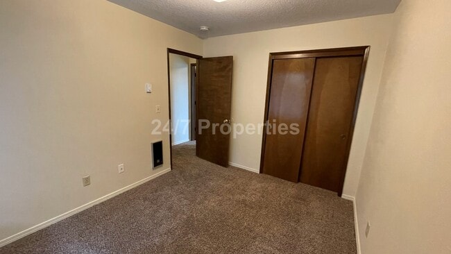 Building Photo - 2BD I 1BA - Oregon City
