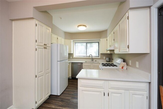 Building Photo - 607 Lismore SE