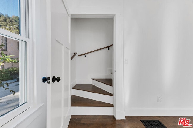 Building Photo - 6117 Glen Holly St