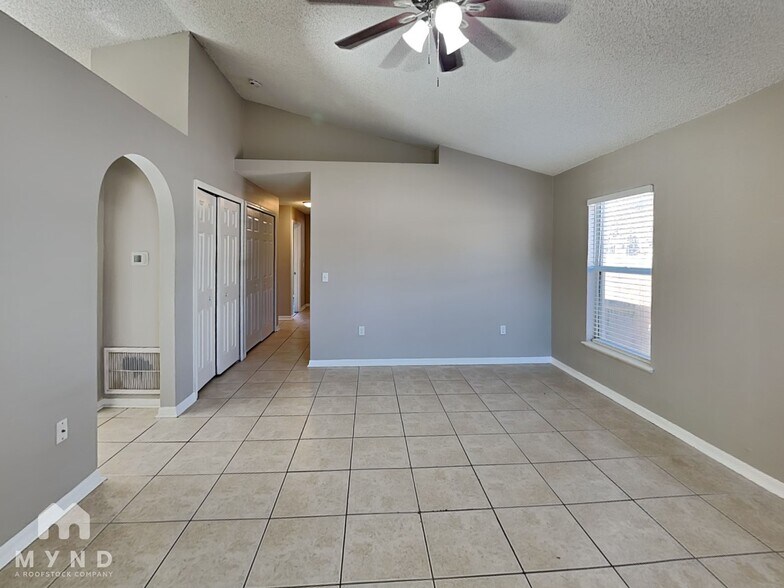 Building Photo - 5704 English Oak Dr S