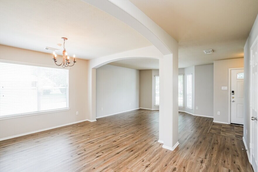 Building Photo - 2527 Floral Bloom Way