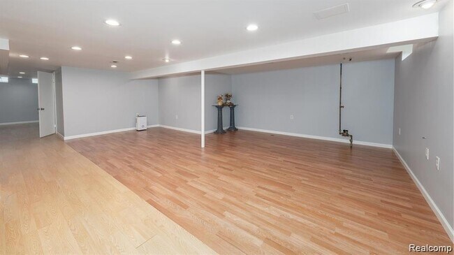 Building Photo - 41415 Harvard Dr