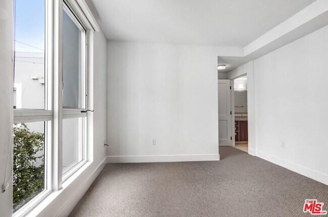 Building Photo - 1168 S Barrington Ave