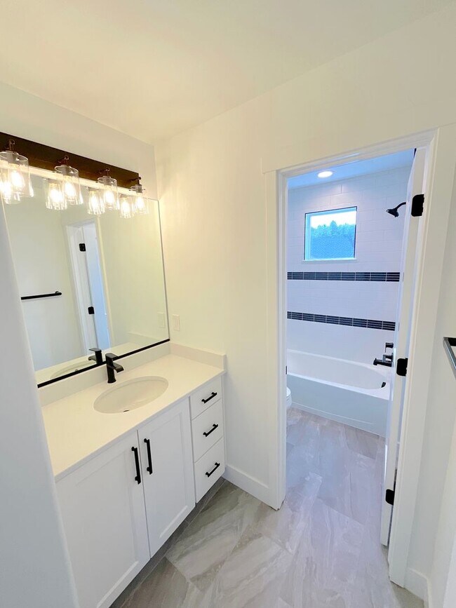 Building Photo - 5 Bedroom Home Available Near Baptist Rd &...
