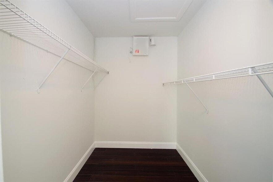 Building Photo - 3010 Willow Ln