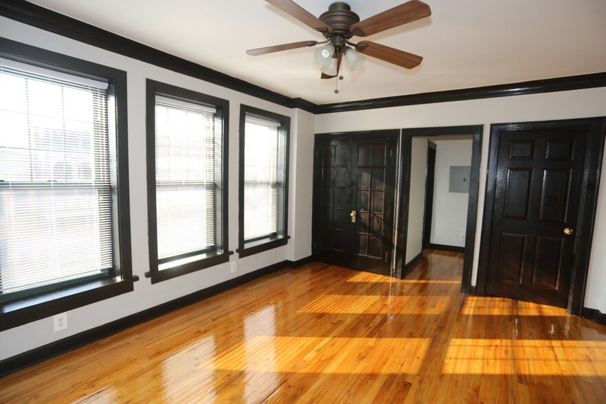 Building Photo - 846 W Montrose Ave