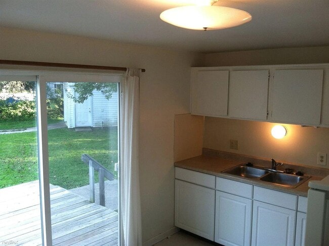 Building Photo - 2140 Champagne Dr