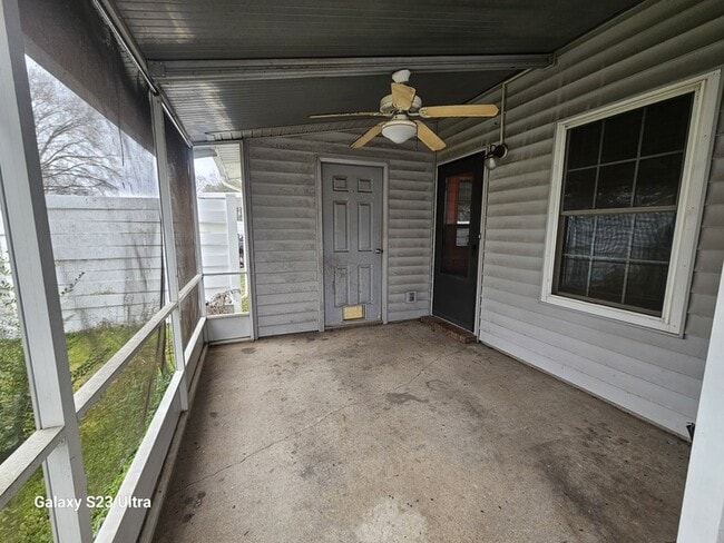 Building Photo - 615 Lilly Ln