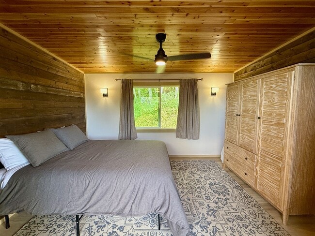 Building Photo - 1 Bedroom Cozy Cabin