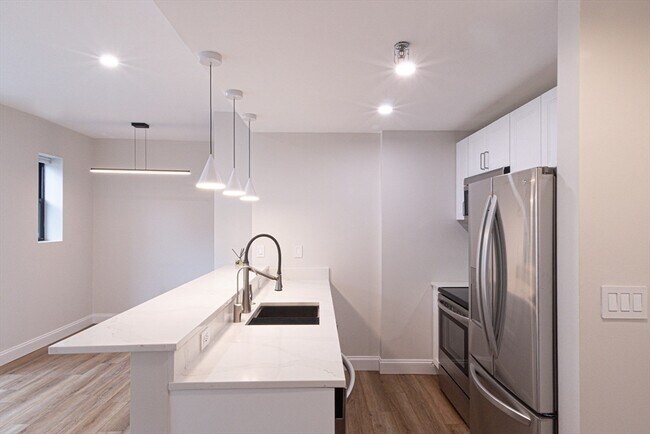 Building Photo - 636 Beacon St
