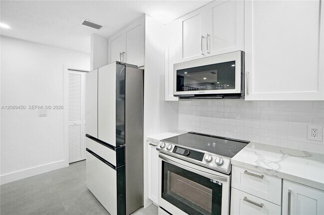 Building Photo - 2850 SW 24th St