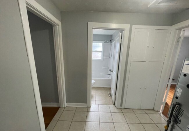 Building Photo - Charming 2BR Home with 1-Car Attached Garage, Hardwood Floor, and Washer/Dryer Provided!