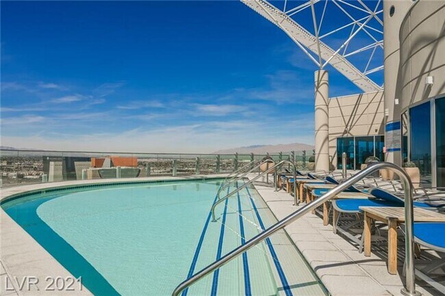 Building Photo - High Rise condo in the heart of the Arts D...