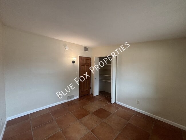 Building Photo - 729 N Alamo Ave