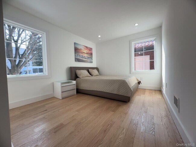 Building Photo - 214-31 39th Ave