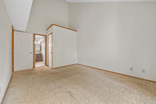 Building Photo - Spacious 3BR/3BA Condo w/ Loft & Vaulted Ceilings!