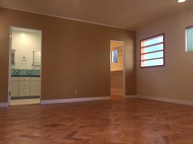 Huge master bedroom - 4401 Radford Ave
