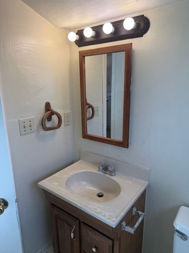 Building Photo - 2 bedroom 1 bathroom house - Close to Campus!